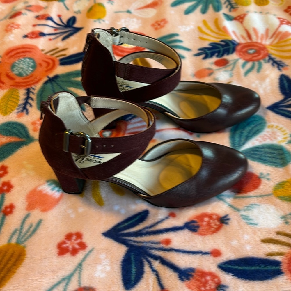 Life Stride Velocity Burgundy Heels